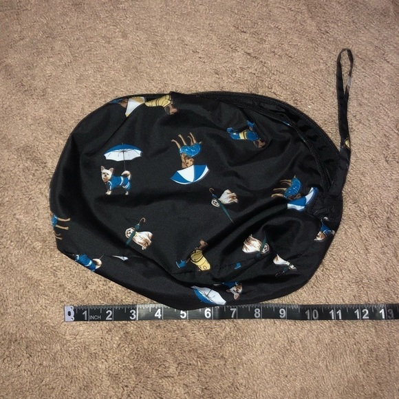 3/$25 🍄 Dogs with Umbrellas Nylon Makeup Bag - Picture 6 of 6